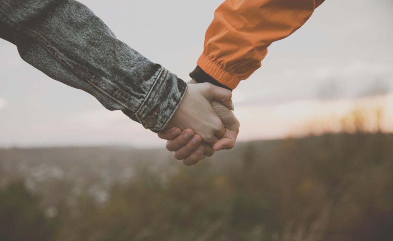 Famiglia che condivide momenti di crescita insieme